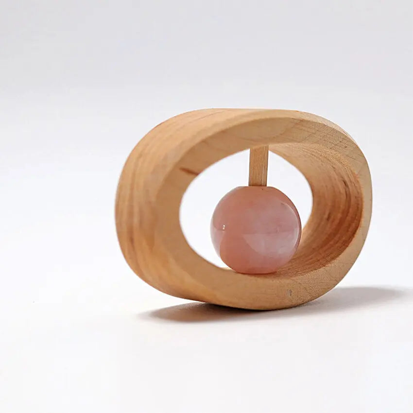 Houten rammelaar met edelsteen - rozenkwarts