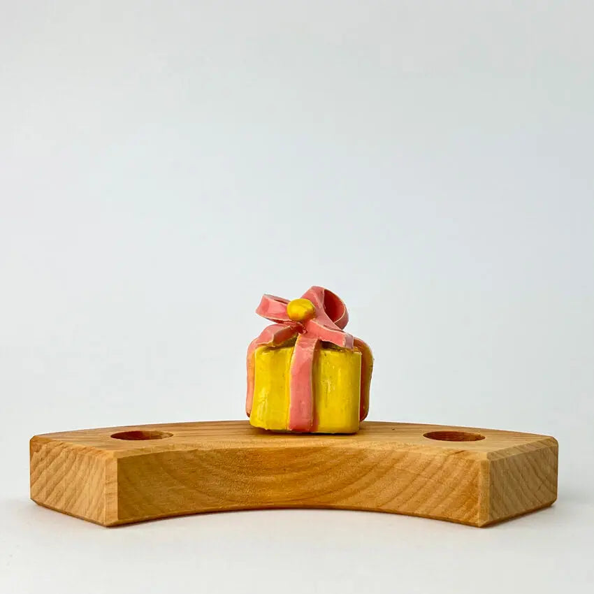 Geel cadeautje steker